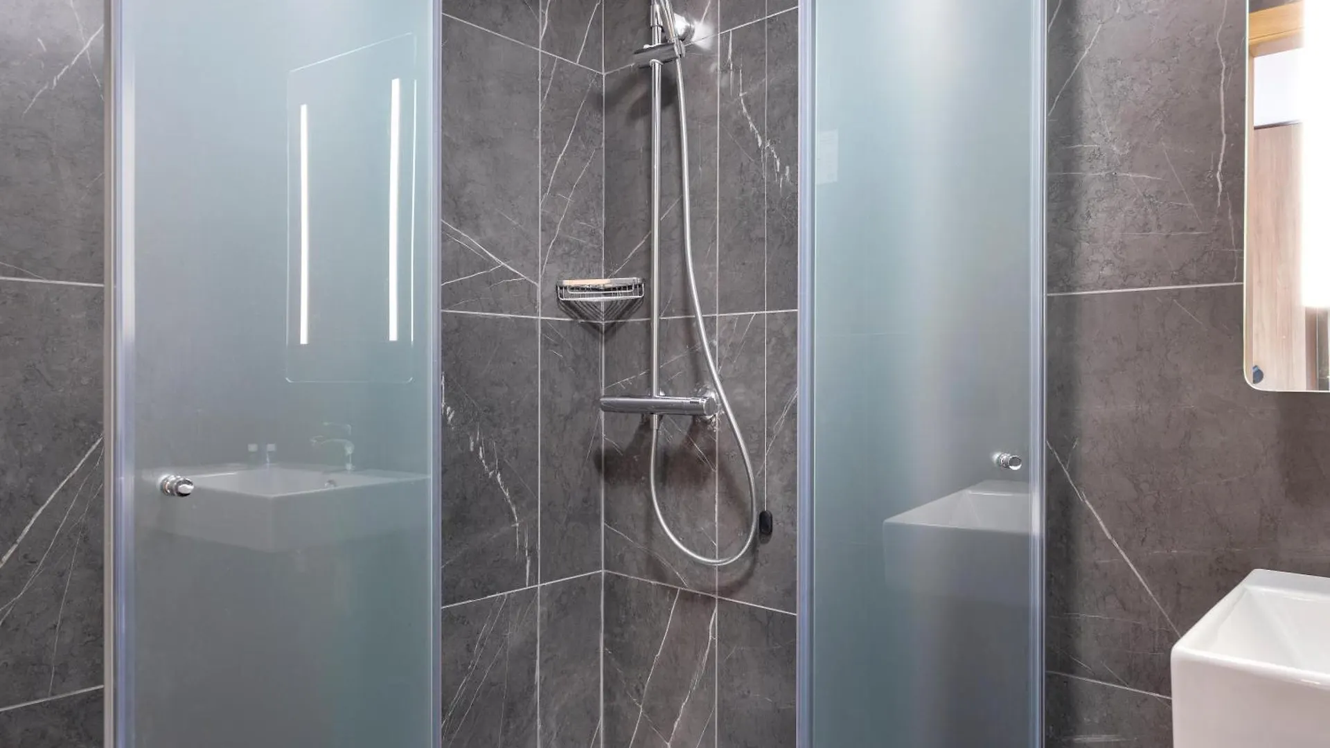 B&B Hotel Genova City Center 3*, Cenova